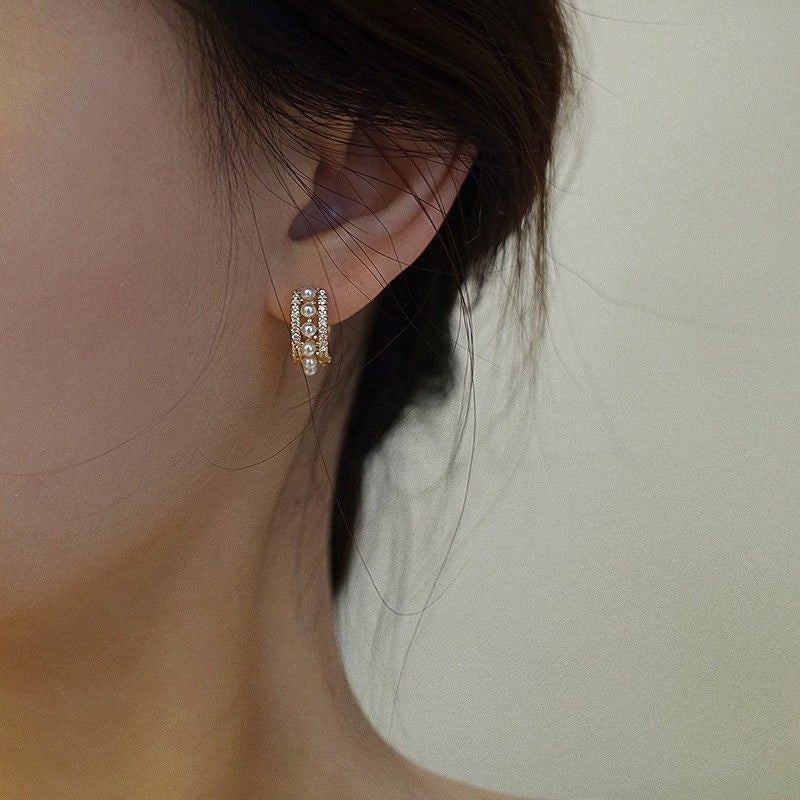 A Pair Round Gold Pearl Earrings