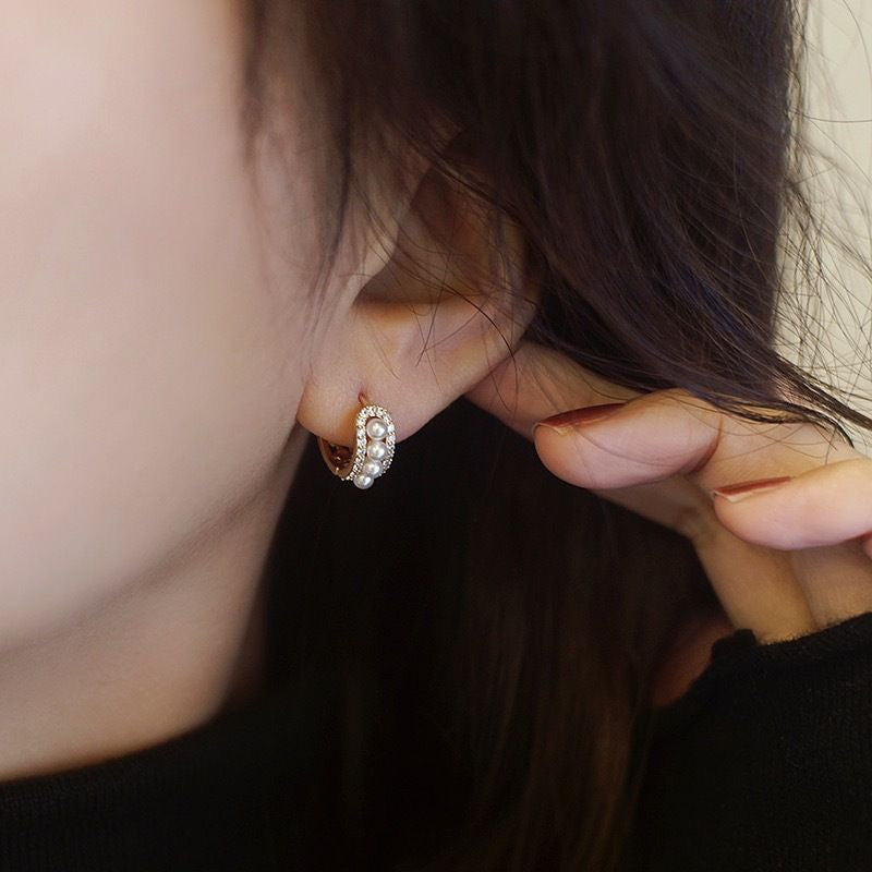 A Pair Round Gold Pearl Earrings